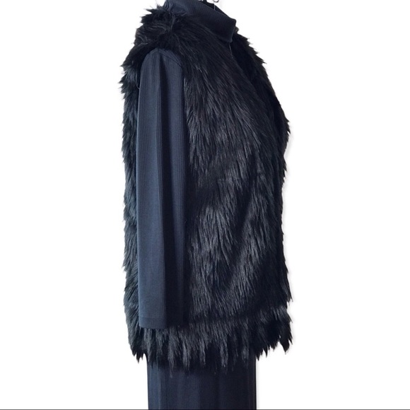 KLd Signature Black Front Clasp Faux Fur Vest - Picture 5 of 11